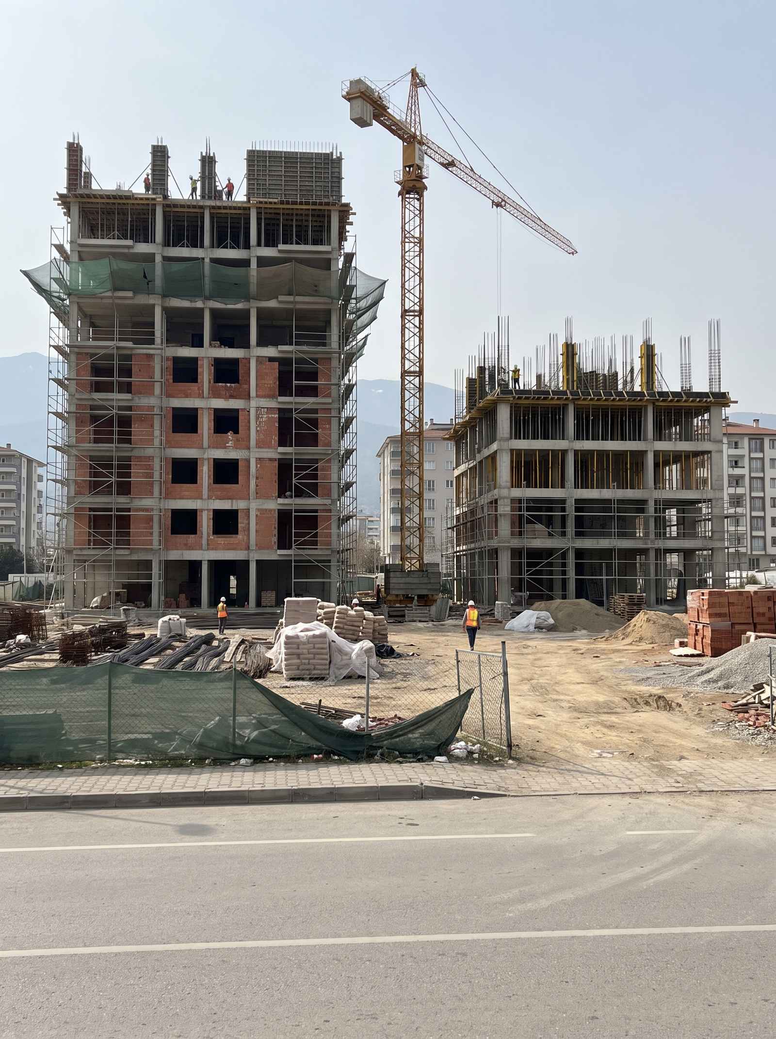 Yükselen konut projesinin şantiyesi, kaba inşaat aşamasında kule vinç