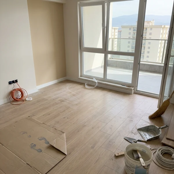 Teslime hazır daire salonu, laminat zemin ve boya bitmiş