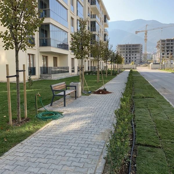 Site içi peyzaj ve yürüyüş yolu tamamlanmış ortak alan